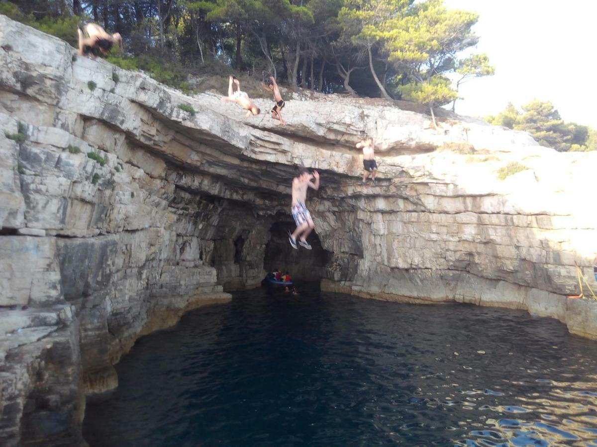Апартаменты Batcave Пула Экстерьер фото